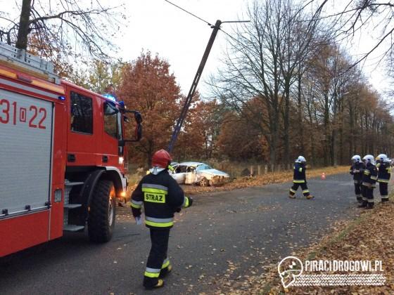 Rozpędzona mazda skosiła przydrożną latarnię!