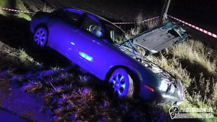 Jaguar z trójką pijanych mężczyzn rozbity w rowie. Kierowca miał 2,5 promila!