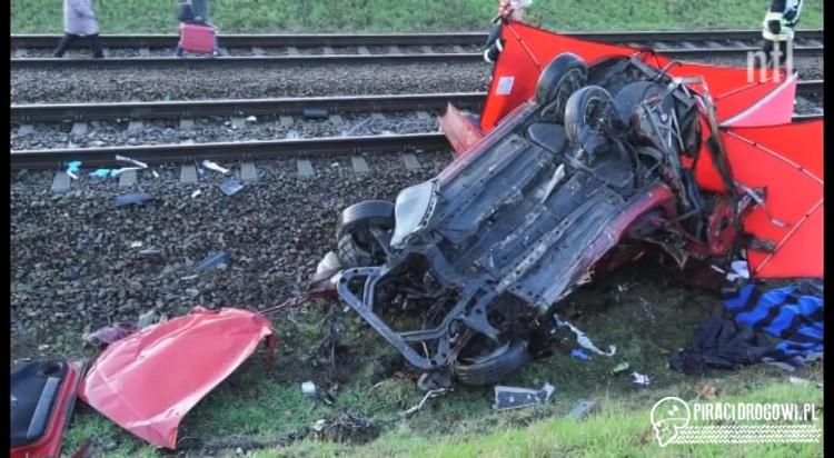 Samochód osobowy rozerwany po zderzeniu z pociągiem intercity!