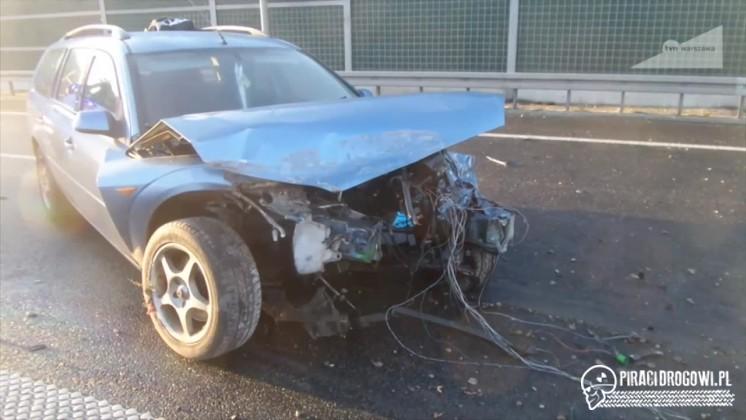 Wypadek na S8 w Warszawie. Pasażerka wypadła z samochodu i zginęła.