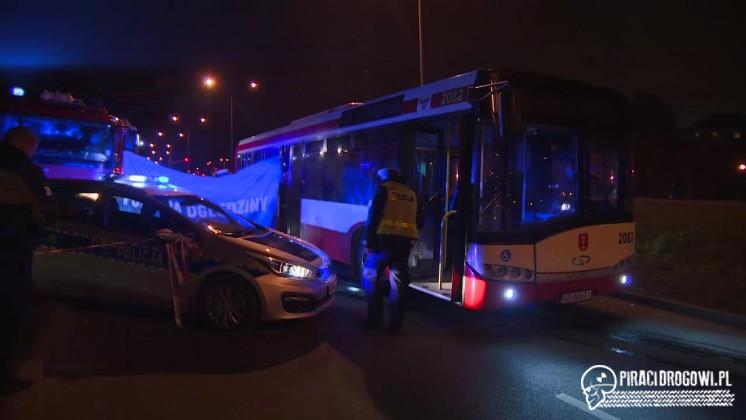 Śmiertelne potrącenie pieszej w Gdańsku. Kobieta wpadła pod autobus.