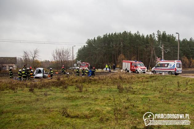Tragiczny wypadek na przejeździe kolejowym. Samochód osobowy wjechał pod pociąg!