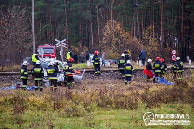 Tragiczny wypadek na przejeździe kolejowym. Samochód osobowy wjechał pod pociąg!