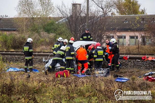 Tragiczny wypadek na przejeździe kolejowym. Samochód osobowy wjechał pod pociąg!