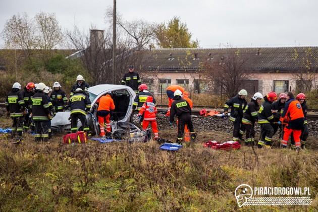 Tragiczny wypadek na przejeździe kolejowym. Samochód osobowy wjechał pod pociąg!