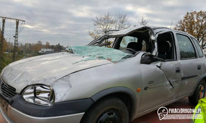 Opel koziołkował i zawisł kołami do góry na wiadukcie. Kierowca był pijany.