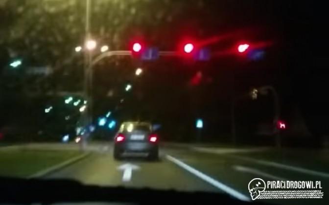 Idioci na drodze! Chwalą się jazdą na czerwonym świetle i jazdą pod prąd!