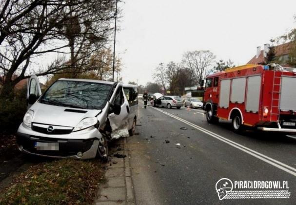 Wypadek busa i osobówki w Nysie