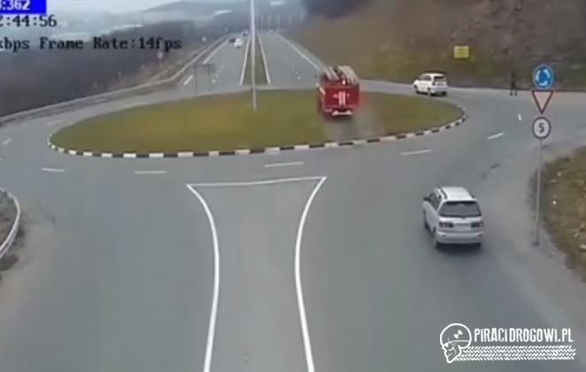 Wozem strażackim na skróty, przez rondo. Dosłownie.