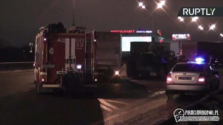 Takie rzeczy tylko w Rosji! Ciężarówka zderzyła się z... czołgiem!