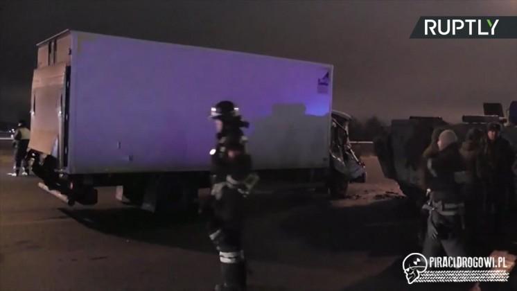 Takie rzeczy tylko w Rosji! Ciężarówka zderzyła się z... czołgiem!