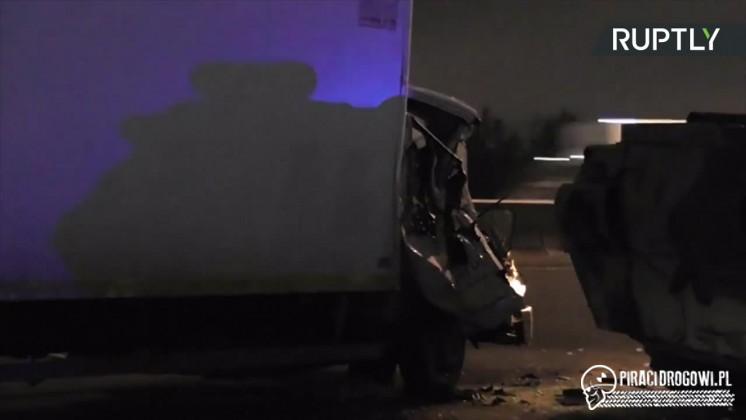Takie rzeczy tylko w Rosji! Ciężarówka zderzyła się z... czołgiem!