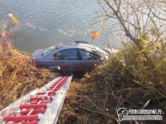 Wjechał BMW do rzeki. Uratowali go policjanci, ale potem dostał od nich mandat!