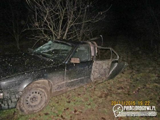 Cztery osoby zginęły po tym, jak rozpędzone BMW uderzyło w drzewo!