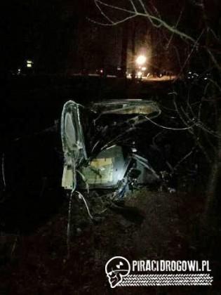 Cztery osoby zginęły po tym, jak rozpędzone BMW uderzyło w drzewo!