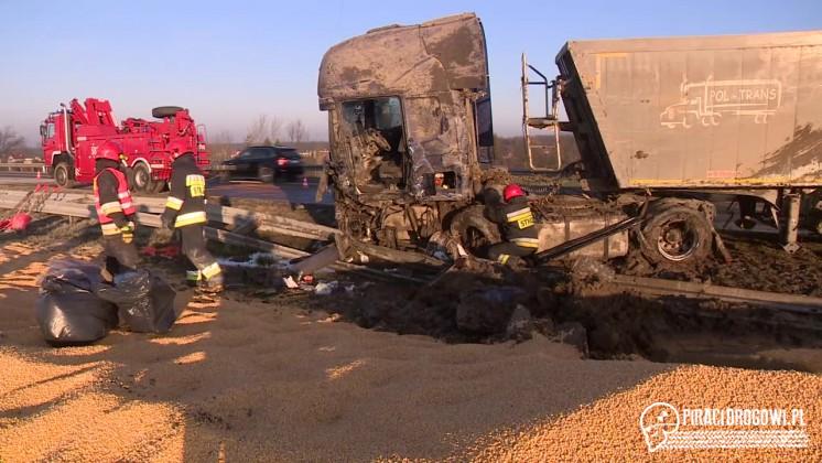 Wjechał na autostradę pod prąd. Doszło do czołowego wypadku z ciężarówką!