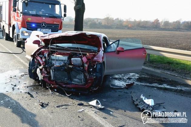 Czołowy wypadek podczas wyprzedzania. Kierowca i pasażerowie mitsubishi uciekli!