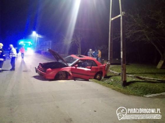 Stracił panowanie na zakręcie i rozbił mazdę na słupie!