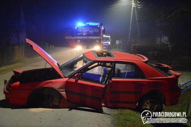 Stracił panowanie na zakręcie i rozbił mazdę na słupie!