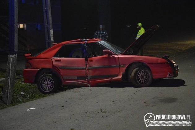 Stracił panowanie na zakręcie i rozbił mazdę na słupie!