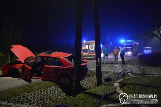 Stracił panowanie na zakręcie i rozbił mazdę na słupie!