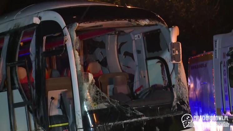 Autokar z turystami wpadł w poślizg i przewrócił się na bok!