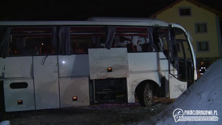 Autokar z turystami wpadł w poślizg i przewrócił się na bok!