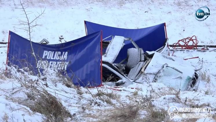 Samochód wjechał pod pociąg. Nie żyje 20-letni mężczyzna i 17-letnia kobieta.