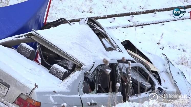 Samochód wjechał pod pociąg. Nie żyje 20-letni mężczyzna i 17-letnia kobieta.