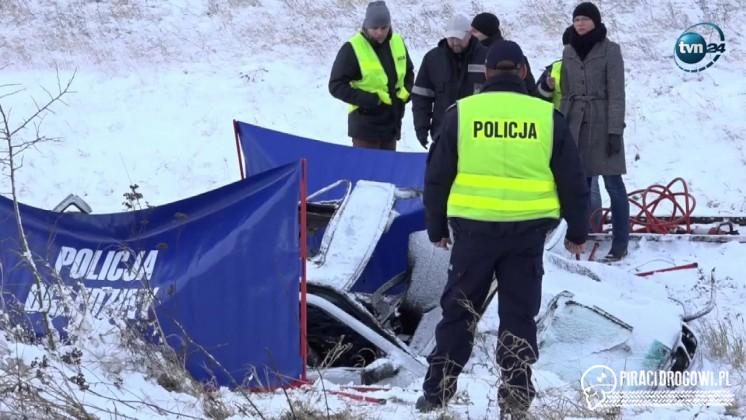 Samochód wjechał pod pociąg. Nie żyje 20-letni mężczyzna i 17-letnia kobieta.