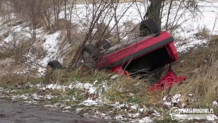 Straciła panowanie nad samochodem i dachowała. W akcji śmigłowiec LPR!