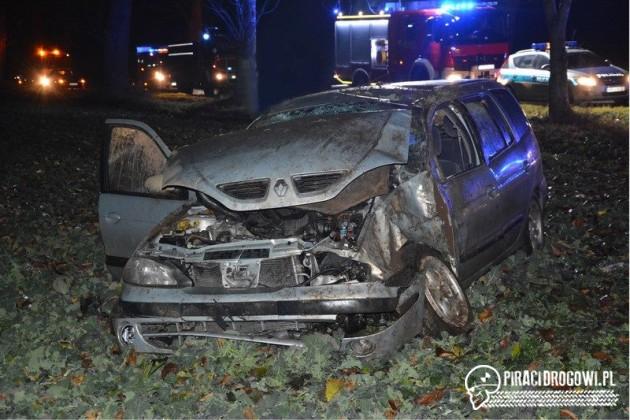 Dachowanie renault w Skorogoszczy. 4 osoby zostały ranne.