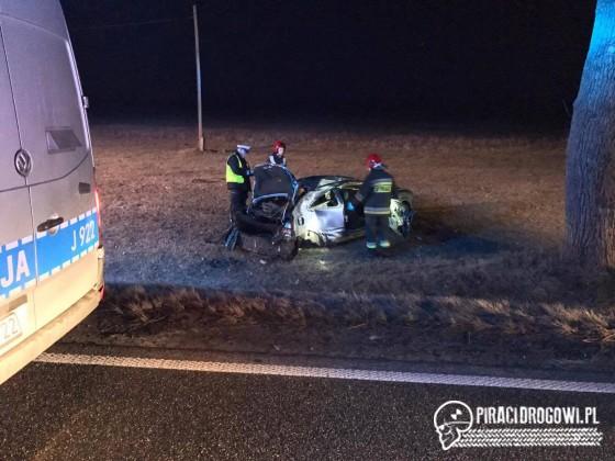 Mercedes koziołkował pod Opolem. 31-letni kierowca zginął na miejscu.