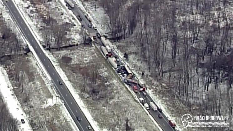 Wielki karambol na autostradzie w USA. Kilkadziesiąt samochodów jeden na drugim!