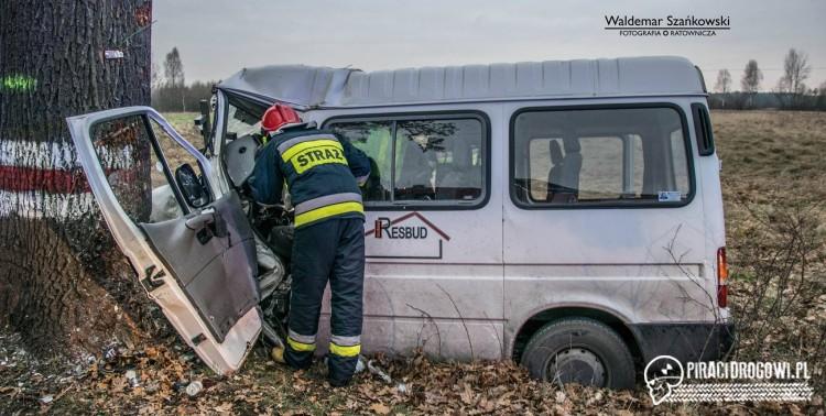 Bus rozbił się na drzewie pod Jędrzychowem. Kierowca został zakleszczony.