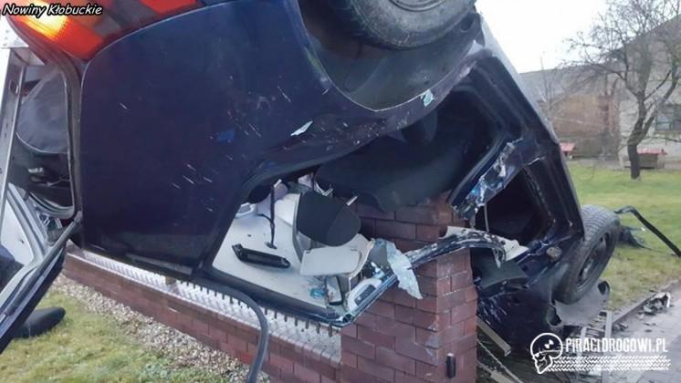 Dachowanie volkswagena golfa na ogrodzeniu. Uwolniono z auta jedną osobę.