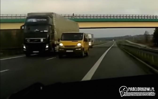 Niebezpieczne wyprzedzanie busa, na czołówkę na S-19!