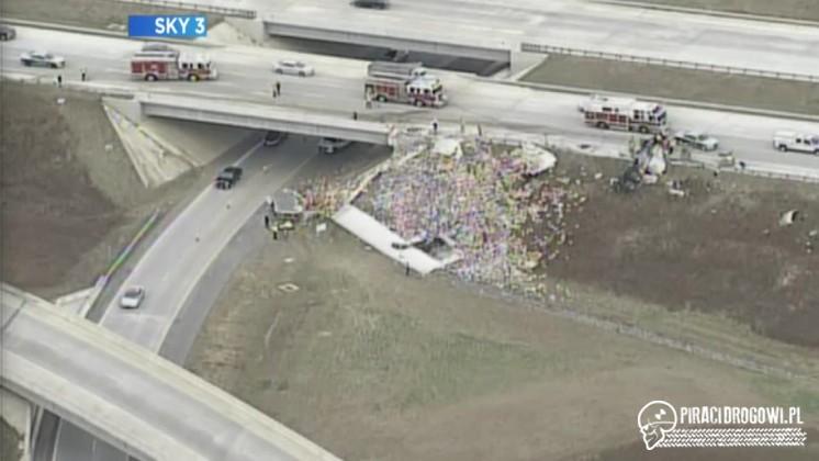 Ciężarówka uderzyła w wiadukt na autostradzie w USA!