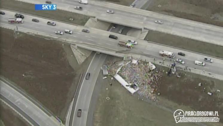 Ciężarówka uderzyła w wiadukt na autostradzie w USA!