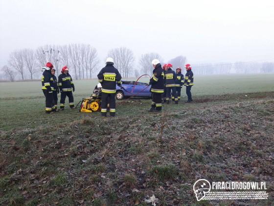 Groźne dachowanie seata w Sławicach pod Opolem!