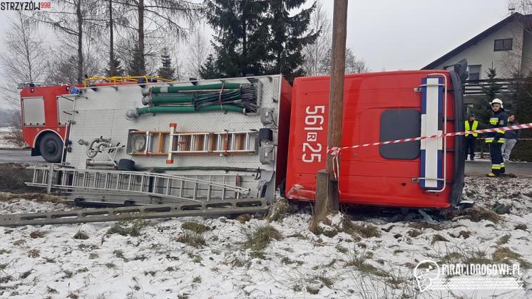 Strażacy jadąc do wypadku, sami wpadli w poślizg i skończyli w rowie.