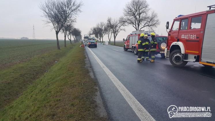 Czołowe zderzenie dostawczego iveco z pickupem. Nie żyje 31-letni mężczyzna.