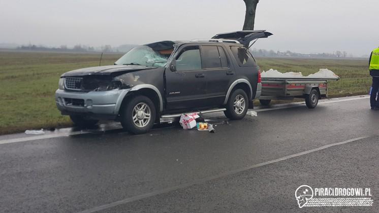 Czołowe zderzenie dostawczego iveco z pickupem. Nie żyje 31-letni mężczyzna.