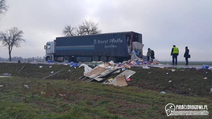 Czołowe zderzenie dostawczego iveco z pickupem. Nie żyje 31-letni mężczyzna.