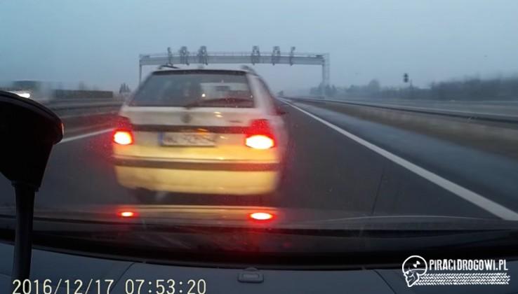 Drogowy cwaniak próbuje wymusić kolizję drogową na autostradzie!