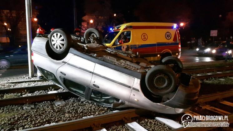 Poślizg i dachowanie na torach tramwajowych w Bydgoszczy!