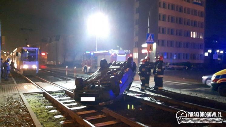 Poślizg i dachowanie na torach tramwajowych w Bydgoszczy!