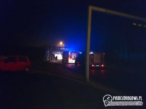 Ciężarówka z naczepą zaklinowała się pod wiaduktem!