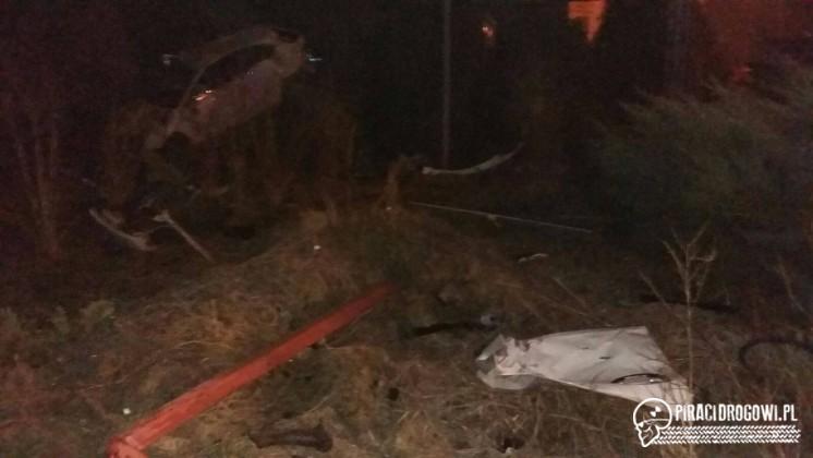 Samochód wypadł z drogi i przeleciał przez dwa podwórka!