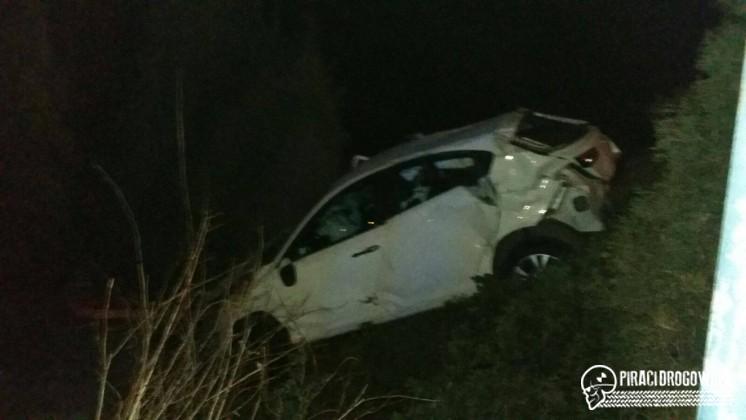 Samochód wypadł z drogi i przeleciał przez dwa podwórka!